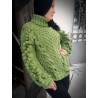 Вязаный свитер спицами зелёный с шишками