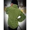 Вязаный свитер спицами зелёный с шишками